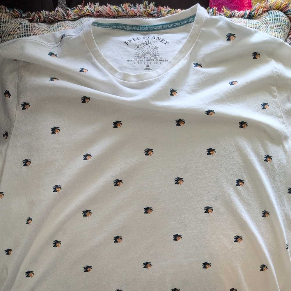 Free Planet White Short Sleeve Tee with Heart Pattern